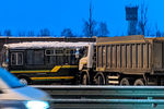 Последствия аварии с участием самосвала и военных автобусов на 28-м километре Новорижского шоссе в Подмосковье, 11 января 2021 года