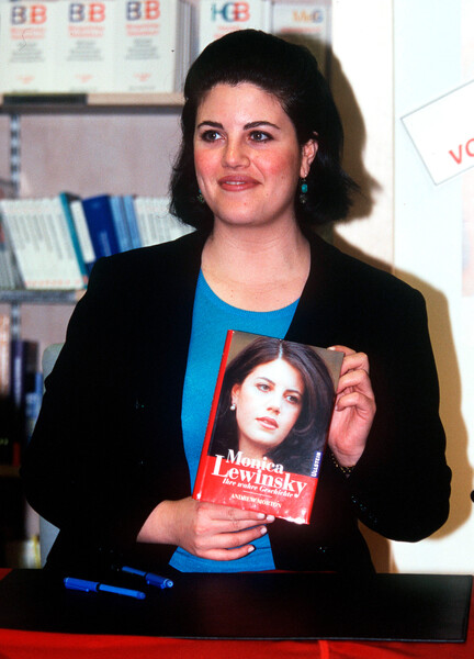Моника Левински на&nbsp;презентации своей автобиографической книги в&nbsp;1999 году
