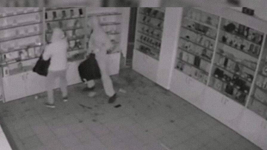 Воры-рецидивисты за 49 секунд обнесли магазин в Алуште и попали на видео