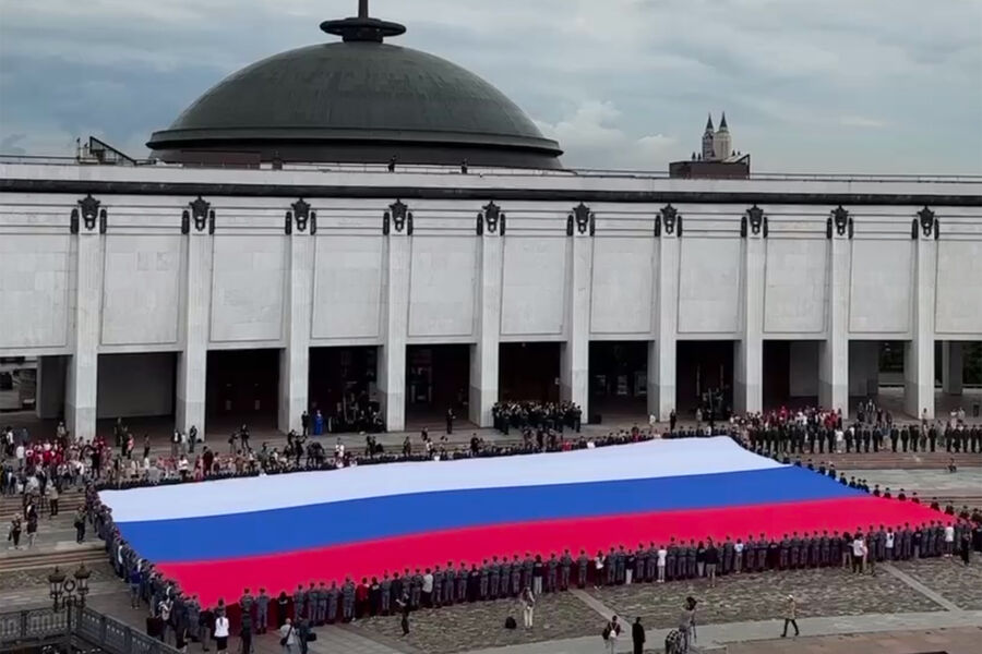 У Музея Победы в Москве развернули самый большой триколор - Газета.Ru ...