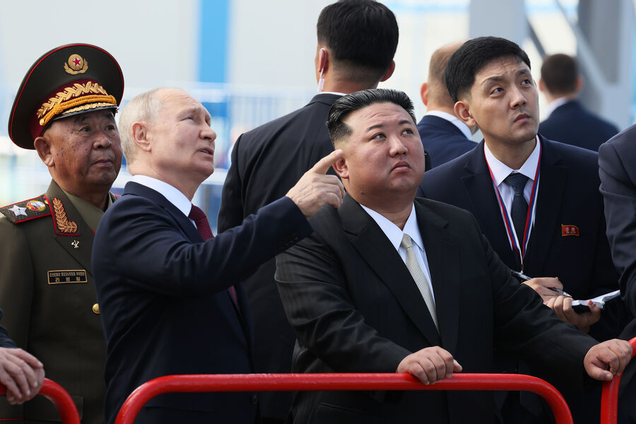 Президент РФ Владимир Путин и лидер КНДР Ким Чен Ын на&nbsp;космодроме Восточный