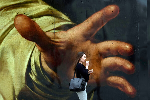 Девушка на&nbsp;фоне фрагмента картины Караваджо &laquo;Ужин в&nbsp;Эммаусе&raquo; возле Национальной галереи в&nbsp;Лондоне, 13&nbsp;сентября 2023&nbsp;года
