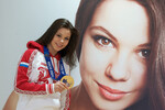 Фигуристка Елена Ильиных во время фотосессии в Семейном Доме Procter&Gamble в Сочи, 2014 год
