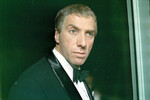 <b>Сергей Юрский в фильме «Выбор цели» (1975).</b><br><br>
В актерском багаже Сергея Юрского остались десятки ролей в кинофильмах и театральных спектаклях. Он занимался озвучиванием мультфильмов и дублированием зарубежных картин, создал 15 программ, в которых читал произведения современных и классических авторов, написал несколько книг, поставил более 20 спектаклей в театре и на телевидении. Был награжден орденом Почета, орденами «За заслуги перед Отечеством» IV и III степеней, премиями Президента РФ в области литературы и искусства и Правительства РФ в области культуры.