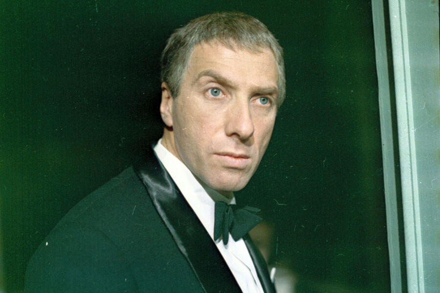 <b>Сергей Юрский в&nbsp;фильме «Выбор цели» (1975).</b><br><br>
В&nbsp;актерском багаже Сергея Юрского остались десятки ролей в&nbsp;кинофильмах и театральных спектаклях. Он занимался озвучиванием мультфильмов и дублированием зарубежных картин, создал 15&nbsp;программ, в&nbsp;которых читал произведения современных и классических авторов, написал несколько книг, поставил более 20&nbsp;спектаклей в&nbsp;театре и на&nbsp;телевидении. Был награжден орденом Почета, орденами «За заслуги перед&nbsp;Отечеством» IV и III степеней, премиями Президента РФ в&nbsp;области литературы и искусства и Правительства РФ в&nbsp;области культуры.