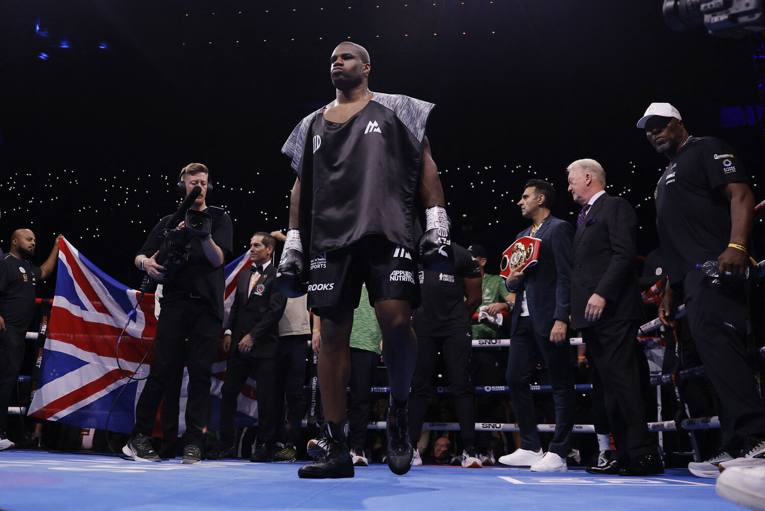 Исторический бой: Усик дважды уронил Дюбуа и объединил все пояса