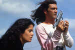 <b>«Отчаянный» (1995)</b>
<br><br>
Роль мексиканского гангстера у Родригеса была пусть ярким, но эпизодом. Однако именно этому режиссеру удалось снять Бандераса так, что он проснулся знаменитым на весь мир.