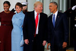 Барак Обама с супругой Мишель и Дональд Трамп с супругой Меланьей около Белого дома в Вашингтоне, 20 января 2017 года

