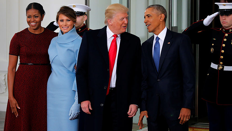 Барак Обама с супругой Мишель и Дональд Трамп с супругой Меланьей около Белого дома в Вашингтоне, 20 января 2017 года

