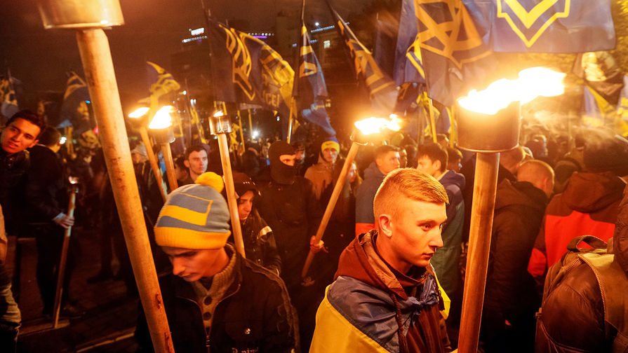 Активисты националистических организаций во время митинга в честь Дня защитника Украины в Киеве, октябрь 2016 года