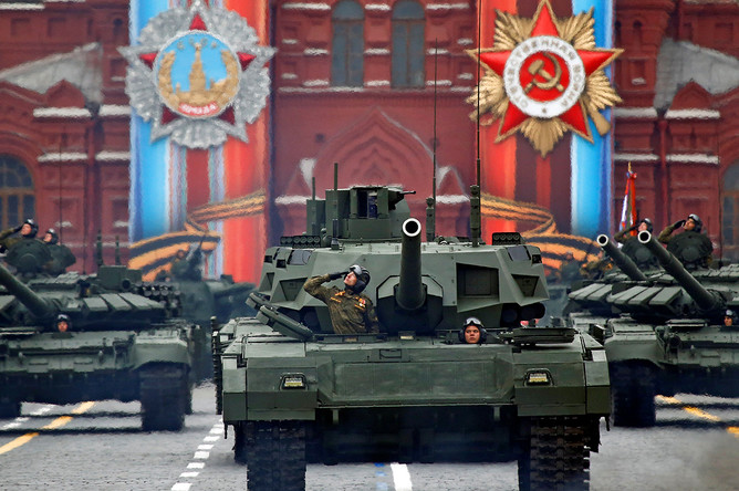 Проход военной техники на военном параде в честь 72-й годовщине победы в Великой Отечественной войне, 9 мая 2017 года