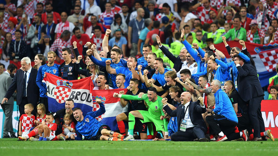 Игроки сборной Хорватии радуются победе в полуфинальном матче чемпионата мира по футболу между сборными Хорватии и Англии, 11 июля 2018 года