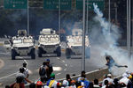 Бронеавтомобили Нацгвардии Венесуэлы во время столкновений с протестующими около авиабазы в Каракасе, 30 апреля 2019 года 