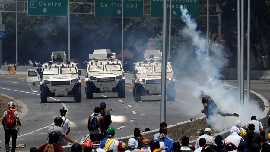 Бронеавтомобили Нацгвардии Венесуэлы во время столкновений с протестующими около авиабазы в Каракасе, 30 апреля 2019 года 