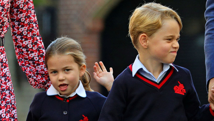 Принцесса Шарлотта и ее брат принц Джордж у&nbsp;здания школы Thomas's Battersea в&nbsp;лондонском районе Баттерси, 4 сентября 2019 года