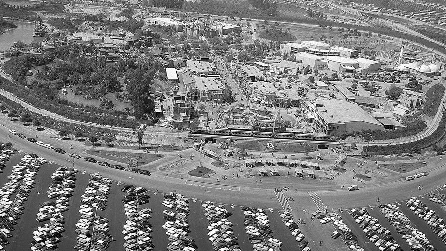 Диснейленд в&nbsp;Анахайме и парковка рядом с&nbsp;ним в&nbsp;день открытия парка развлечений, 17 июля 1955 года