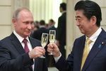 Президент России Владимир Путин и премьер-министр Японии Синдзо Абэ на приеме в честь открытия «перекрестных» годов России и Японии в Большом театре, 2018 год