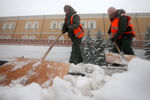 Сотрудники коммунальной службы в Александровском саду во время снегопада. По данным центра «Фобос», в течение дня в Москве может выпасть до четверти месячной нормы осадков, 7 декабря 2021 года