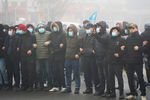 Демонстранты во время акции протеста в Алматы, Казахстан, 5 января 2022 года