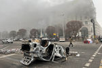 Сгоревший в ходе массовых беспорядков автомобиль на площади Республики, 6 января 2022 года
