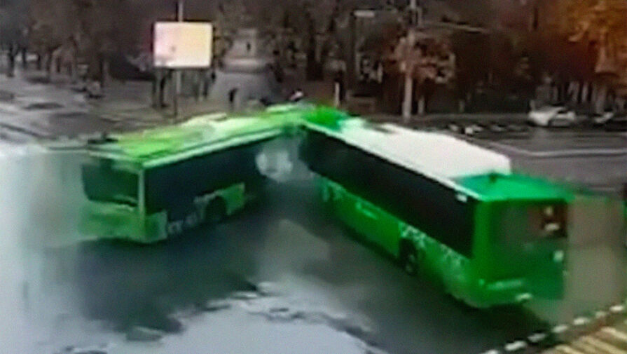 Два автобуса столкнулись в Алма-Ате, один человек погиб
