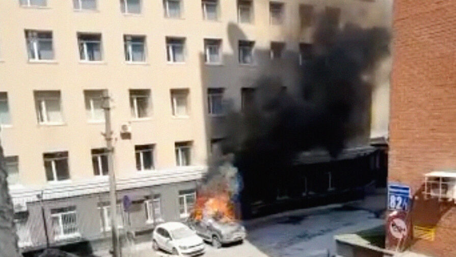 В Новосибирске автомобиль сгорел дотла рядом с местным институтом ФСБ
