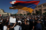 Участники протеста на фоне эскалации в Нагорном Карабахе и сотрудники полиции в Ереване, Армения, 19 сентября 2023 года