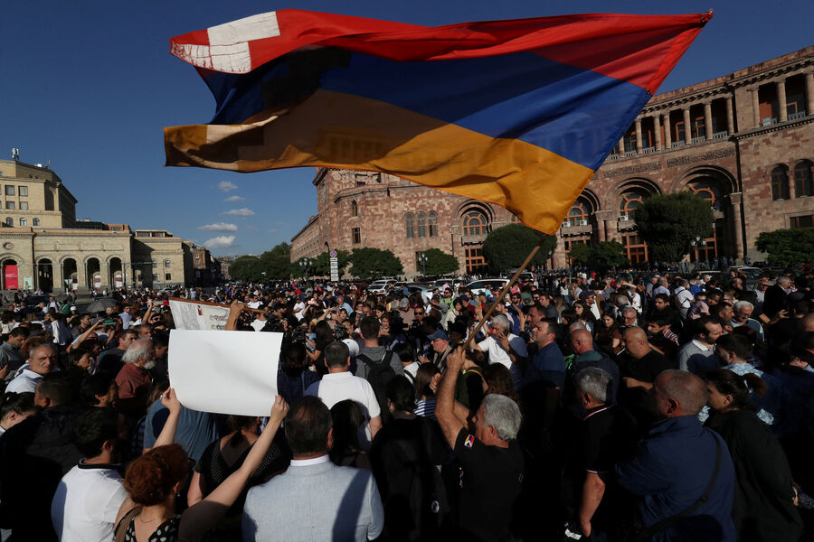 Участники протеста на&nbsp;фоне эскалации в&nbsp;Нагорном Карабахе и сотрудники полиции в&nbsp;Ереване, Армения, 19&nbsp;сентября 2023&nbsp;года