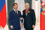Дмитрий Медведев и актер Леонид Броневой, награжденный орденом «За заслуги перед Отечеством» II степени, на торжественной церемонии вручения государственных наград в Екатерининском зале Кремля. 2008 год