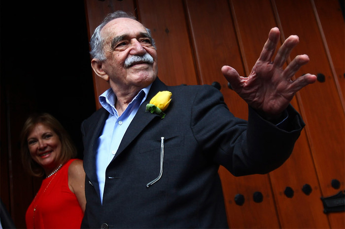 Габриэль Гарсия Маркес приветствует поклонников и журналистов, собравшихся у&nbsp;дома писателя в&nbsp;честь его дня рождения, 2014&nbsp;год