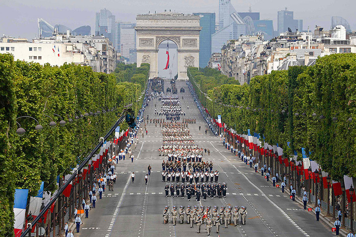 День взятия Бастилии является символом свержения абсолютизма во Франции, а также одной из&nbsp;главных вех Великой французской революции