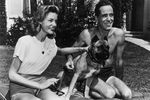 Лорен Бэколл с мужем Хамфри Богартом у себя дома, 1945 год