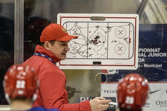 Валерий Брагин объясняет подопечным тактические схемы