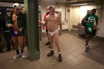 Участники акции No Pants Subway Ride в Нью-Йорке
