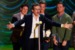 Писатель John Green и актерский состав фильма «Виноваты звезды» получают награду на церемонии MTV Movie Awards 