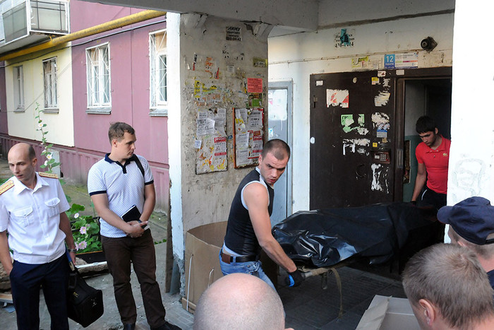 Сотрудники правоохранительных органов у подъезда жилого дома в Нижнем Новгороде, где обнаружены убитые дети