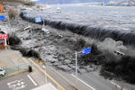11 мая 2011 года. После сильнейшего в истории Японии землетрясения на прибрежные города обрушивается цунами