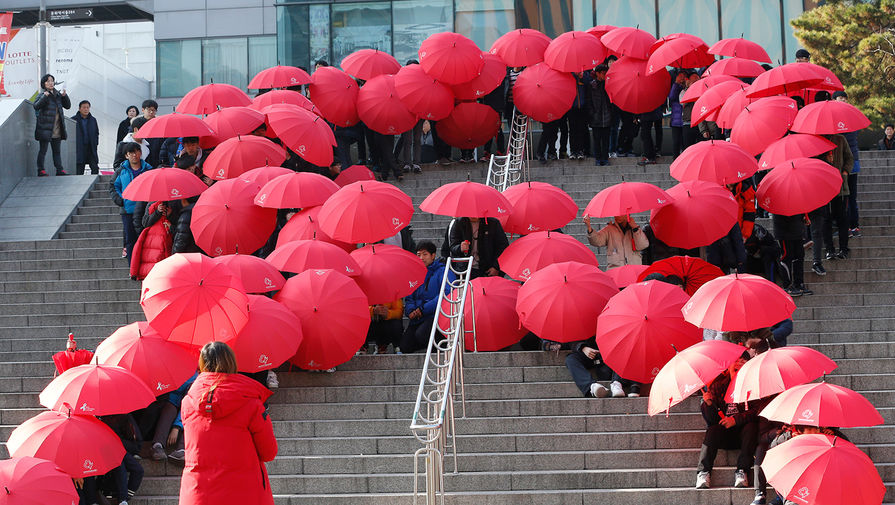 Ученики одной из&nbsp;школ Сеула выложили из&nbsp;красных зонтов символ борьбы со СПИДом возле своего учебного заведения