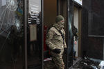 Разбитая витрина Альфа-банка в центре Киева