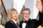 Стивен Спилберг и Кейт Кэпшоу на красной дорожке перед началом 88-й церемонии награждения лауреатов «Оскара»