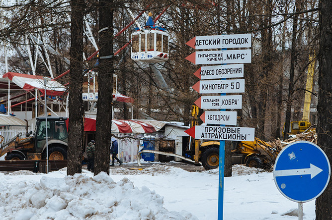 Демонтаж аттракционов на территории ВДНХ