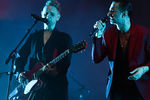 Участники Depeche Mode Мартин Гор и Дэйв Гaан во время концерта в Москве, 15 июля 2017 года