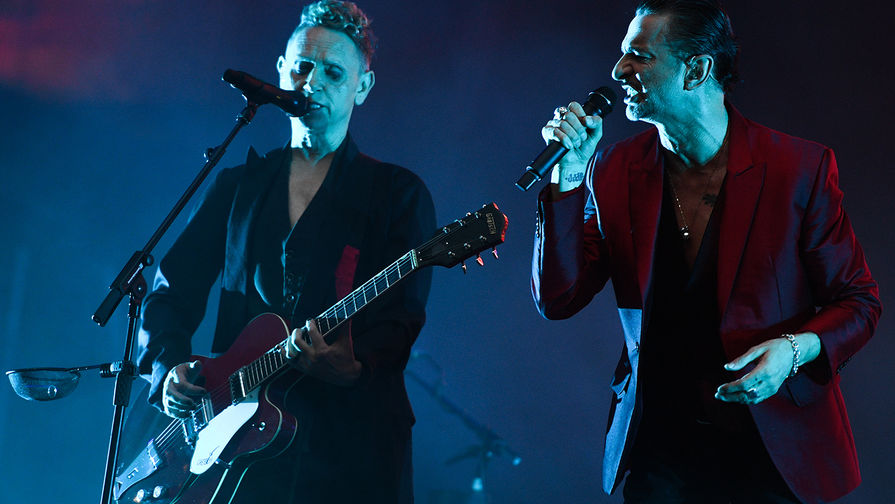 Участники Depeche Mode Мартин Гор и Дэйв Гaан во время концерта в&nbsp;Москве, 15 июля 2017 года