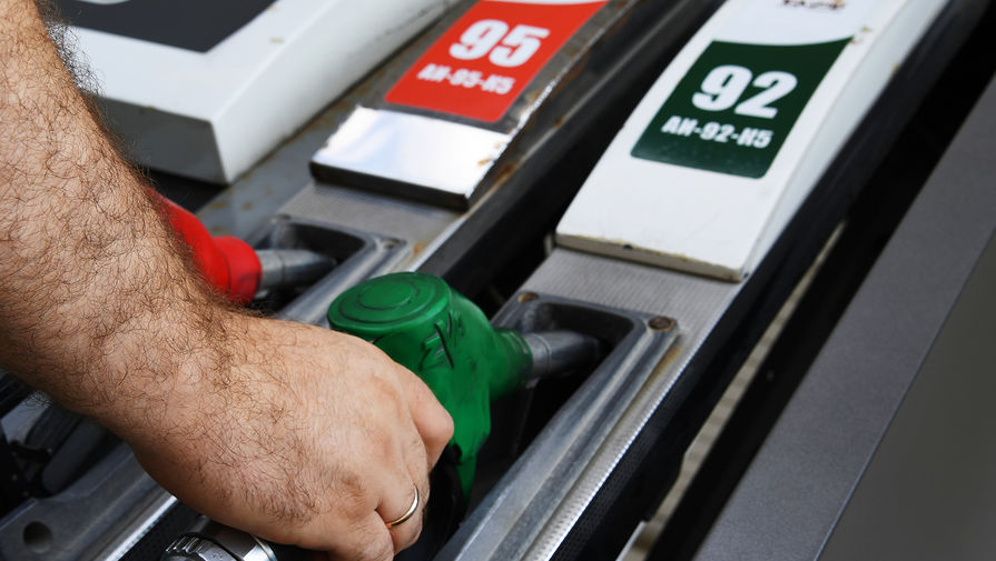 Экономист назвал условия, при которых цена на бензин пробьет сумму 100 рублей за литр