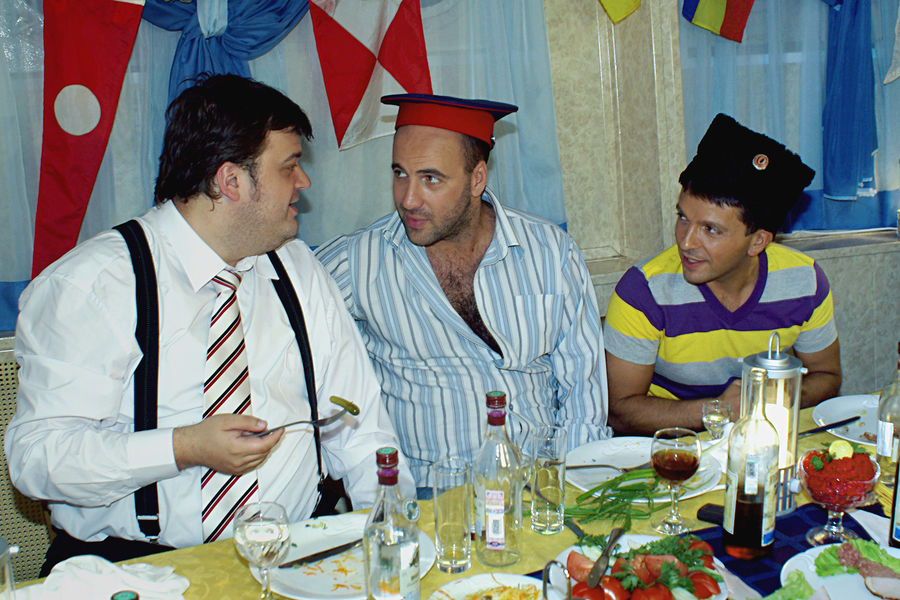 Спортивный комментатор Василий Уткин, актеры Ростислав Хаит и Леонид Барац (слева направо) во время съемок фильма «День Выборов», 2007 год
