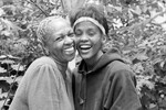 Уитни Хьюстон родилась 9 августа 1963 года в американском Ньюарке. Ее мать Сисси была звездой госпела и соула – и даже брала “Грэмми”. Многие другие родственницы Хьюстон также были напрямую связаны с музыкой и добивались в ней внушительных успехов: ее двоюродной сестрой являлась Дайон Уорвик, дальней кузиной – Леонтина Прайс (она стала первой афроамериканкой, покорившей “Метрополитен-оперу”), а крестной матерью – Дарлин Лав, член Зала славы рок-н-ролла. Однако ключевую роль в становлении Хьюстон как певицы сыграла все же именно ее мать – она обучила Уитни вокалу, чтобы та спустя годы влюбила в него весь мир.
<br><br>На фото: Уитни Хьюстон с матерью Сисси