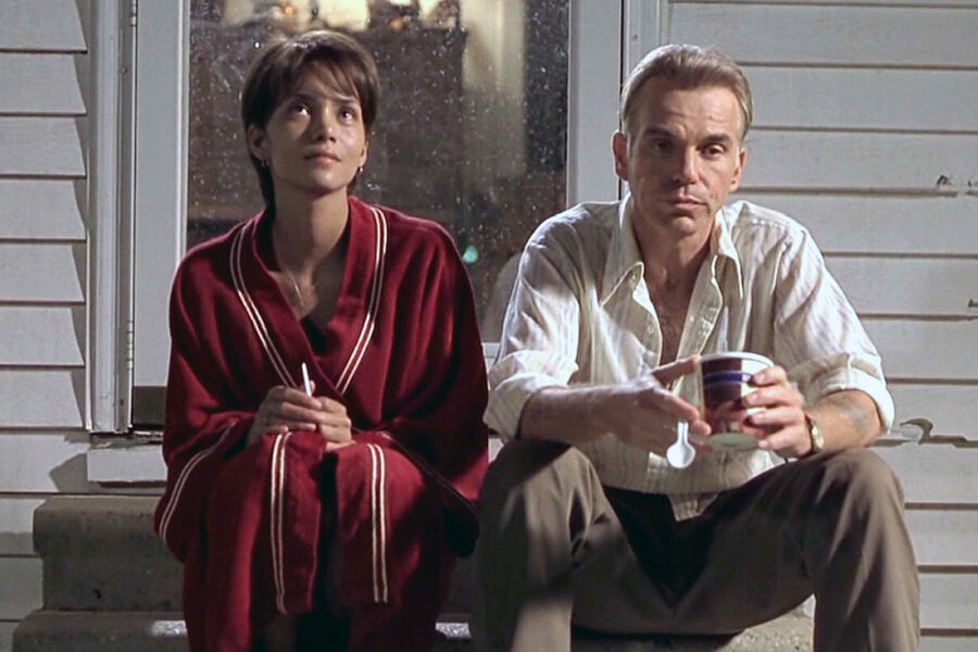 <b>&laquo;Бал монстров&raquo; (2001)</b>
<br><br>
На&nbsp;фоне утраты палач, сын отца-расиста, меняет свою жизнь с&nbsp;помощью темнокожей девушки, которая тоже потеряла ребенка.
