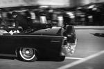 Лимузин со смертельно раненным Джоном Кеннеди спустя несколько секунд после выстрелов, 22 ноября 1963 года