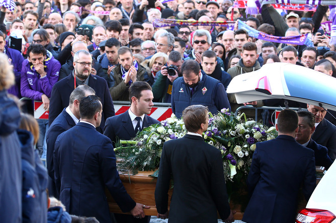 Во время церемонии прощания с футболистом Давиде Астори во Флоренции, 8 марта 2018 года