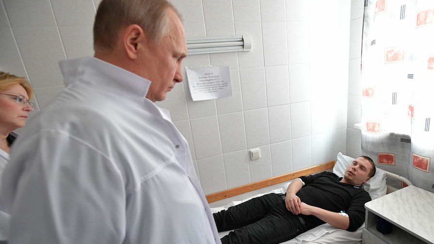 Президент России Владимир Путин во время помещения больницы, где находятся пострадавшие при пожаре в ТЦ «Зимняя вишня» в Кемерово, 27 марта 2018 года